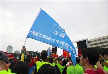 跑出風(fēng)采！冶建旗幟飄揚(yáng)“南馬”