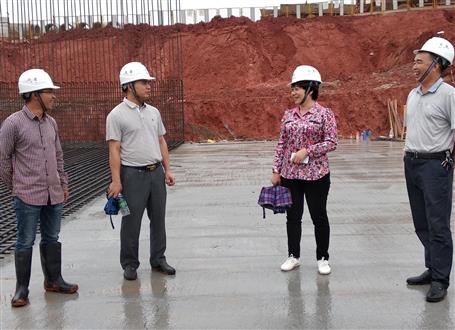 韋桂華、周善學到龍嶺大道三期項目調(diào)研