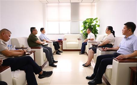 覃振華與柳北區(qū)委書記、區(qū)長石中華舉行工作會談