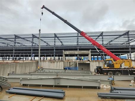 【奮戰(zhàn)三季度 打贏攻堅(jiān)戰(zhàn)】冶建第四分公司內(nèi)蒙古項(xiàng)目2#冷庫(kù)鋼結(jié)構(gòu)首吊成功！